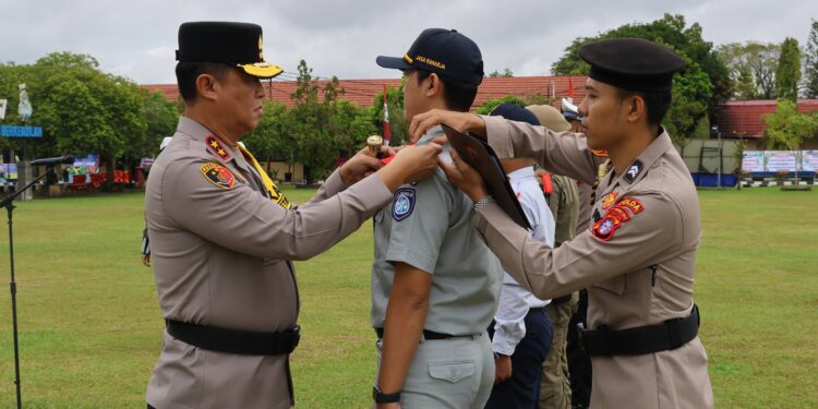 FOTO: MATAKALTENG - Kapolda Kalteng, Irjen Pol Iwan Kurniawan, pada saat memasangkan lencana kepada personel Operasi Ketupat Telabang 2025.
