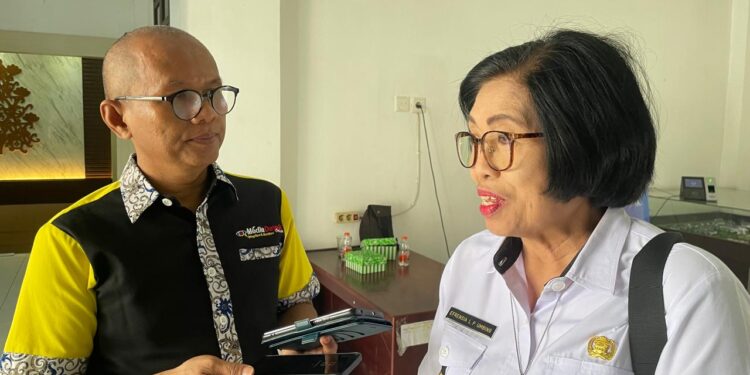 FOTO : DISKOMINFO SANTIK/MATA KALTENG - Wakil Bupati Gumas Efrensia LP Umbing ketika diwawancarai awak media.