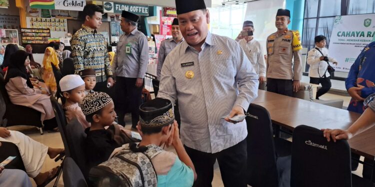 Foto: DIAN/MATA KALTENG - Bupati Kotim Halikinnor saat memberikan santunan kepada anak-anak.
