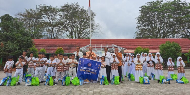Foto:DIAN/MATA KALTENG - Berbagi bingkisan lebaran di SDN 3 MB Hulu, 21 Maret 2025.
