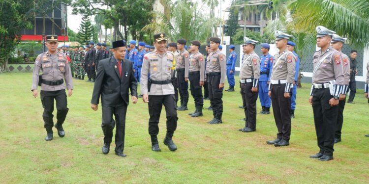 FOTO: IST/MATAKALTENG- Apel gelar pasukan Operasi Ketupat 2025 di halaman Pemda Kotim. Kamis, 20 Maret 2025.