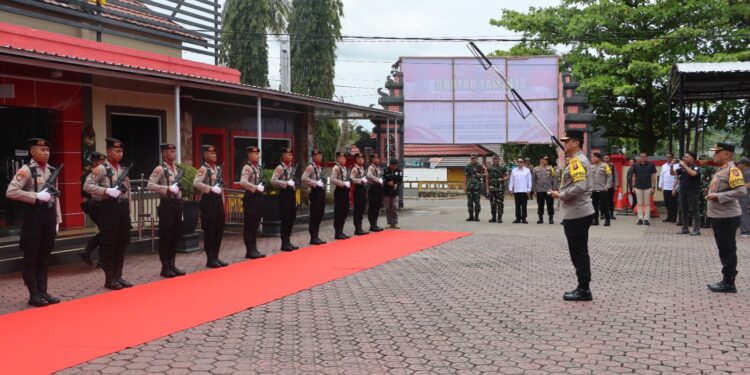 FOTO: MATAKALTENG - Kapolda Kalteng, Irjen Pol Iwan Kurniawan, pada saat mengecek kesiapan pengamanan di Kabupaten Barito Utara.
