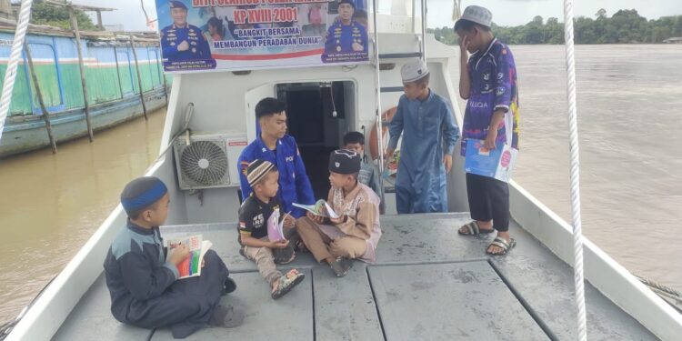 FOTO: IST/MATAKALTENG - Anak-anak sekitar alur Sungai Buntok tampak antusias membaca buku di atas Kapal Melek Huruf milik Ditpolairud Polda Kalteng.