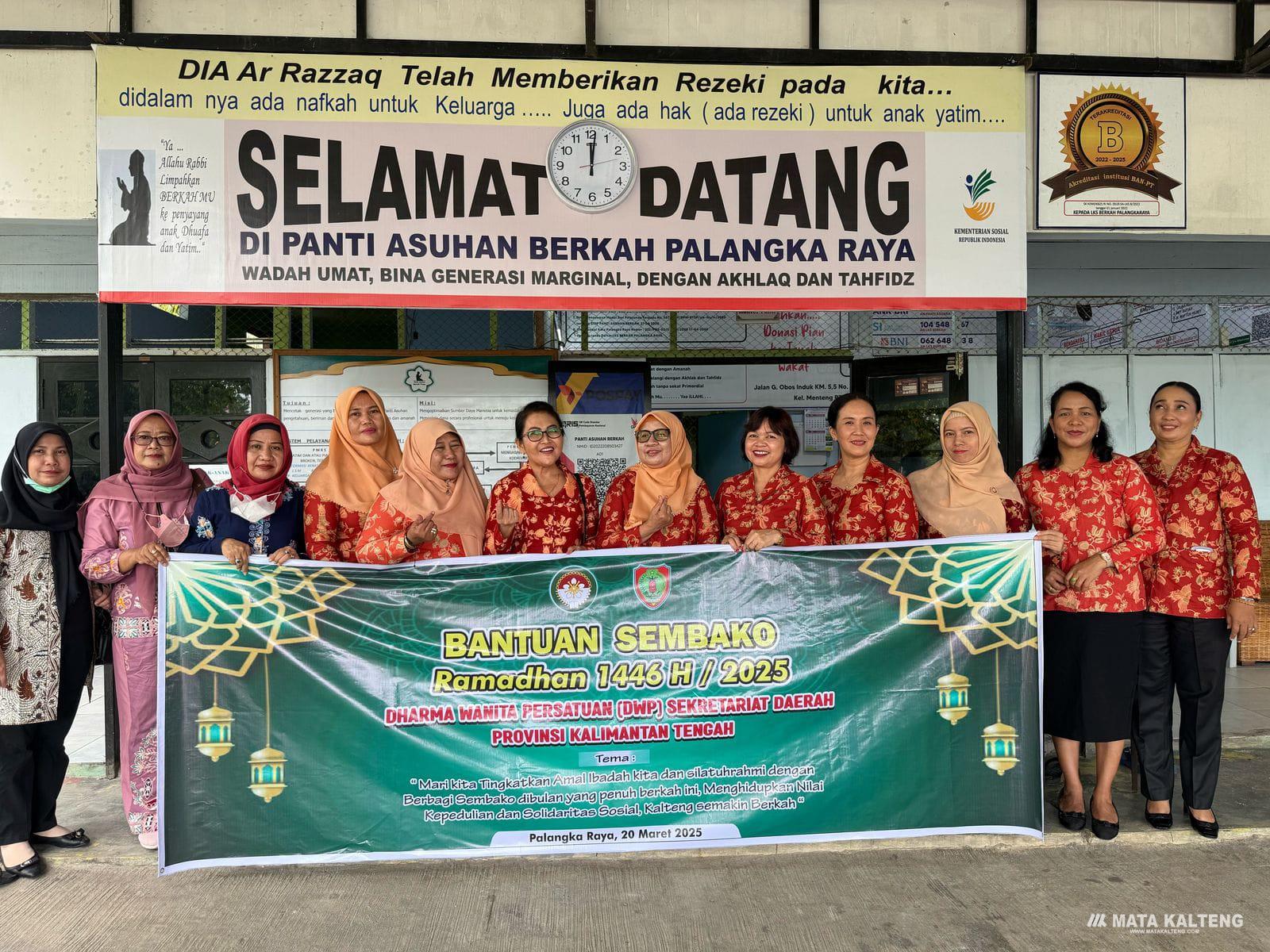 Dharma Wanita Persatuan Kalteng Gelar Pasar Murah Ramadan dan Bantuan Sembako