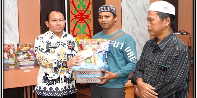 FOTO : IST/MATAKALTENG - Kepala DPMPTSP Kalteng Sutoyo pada saat menyerahkan bingkisan Ramadan Berbagi
