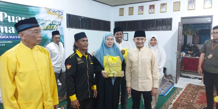 FOTO: MATAKALTENG - Wali Kota Palangka Raya, Fairid Naparin, pada saat menyerahkan bantuan sembako kepada warga.
