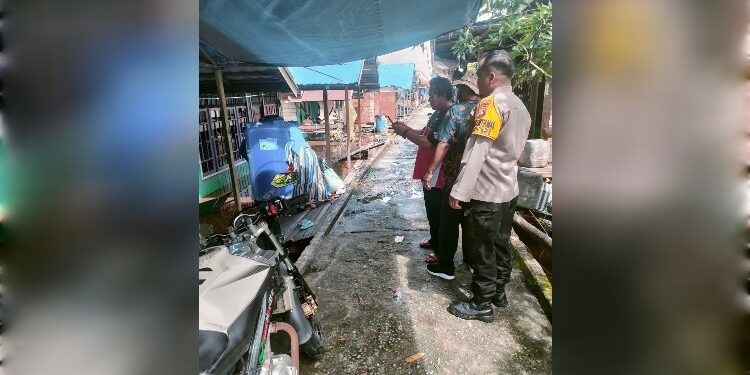 FOTO: MATAKALTENG - Personel Polsek Bukit Batu pada saat mendata korban banjir di Kelurahan Tangkiling.