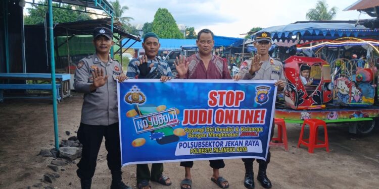 FOTO: MATAKALTENG - Kapolsubsektor Jekan Raya, Iptu Siswanto (pojok kanan), pada saat menyosialisasikan bahaya judi online.