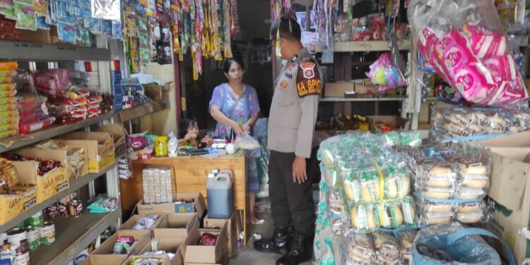 FOTO: MATAKALTENG - Personel Polsek Bukit Batu pada saat mengecek ketersediaan sembako di Pasar Rakyat Tangkiling.