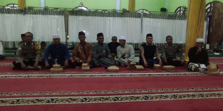 FOTO: MATAKALTENG - Jajaran Polsek Bukit Batu, pada saat berbuka puasa bersama PHBI Kota Palangka Raya.