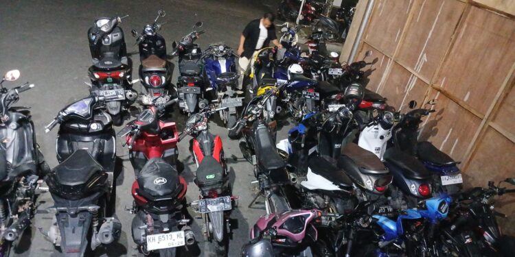 FOTO: MATAKALTENG - Barang bukti belasan sepeda motor yang diduga terlibat balapan liar.