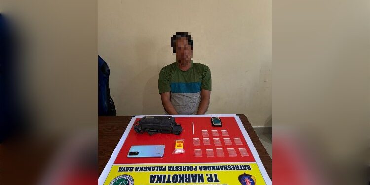 FOTO: MATAKALTENG - Terduga pelaku JF beserta barang bukti pada saat diamankan di Mapolresta Palangka Raya.