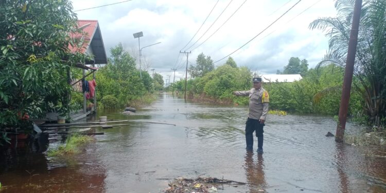 FOTO: MATAKALTENG - Bhabinkamtibmas Polsek Sebangau, Aiptu Supriyanto, pada saat mengecek kondisi rumah korban banjir.
