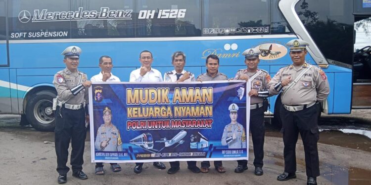 FOTO: MATAKALTENG - Jajaran Satlantas Polresta Palangka Raya, pada saat mengedukasi sopir bus.