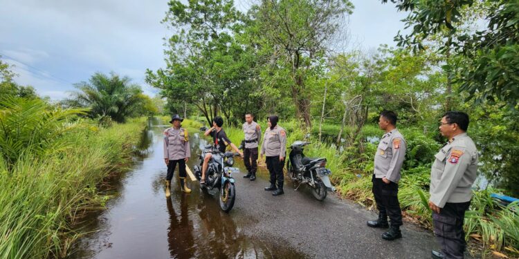 FOTO: MATAKALTENG - Jajaran Polsek Pahandut, pada saat meninjau kondisi banjir di Kelurahan Petuk Katimpun.