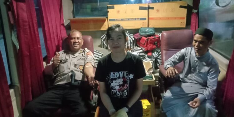 FOTO: MATAKALTENG - Personel Polsek Sabangau pada saat melakukan donor darah.