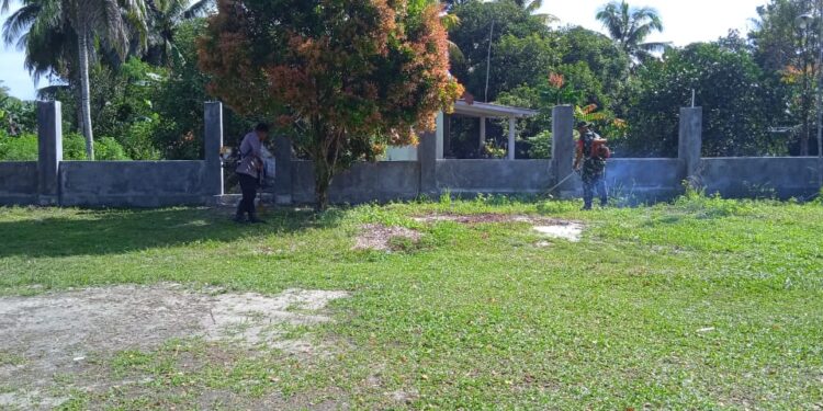 FOTO: MATAKALTENG - Personel Polsek Bukit Batu pada saat melakukan bakti religi di Masjid Miftahul Huda.