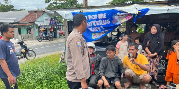 FOTO: MATAKALTENG - Personel Polsek Sebangau pada saat mengamankan seorang pria yang diduga mengganggu ketertiban di pelabuhan.