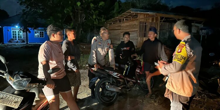 FOTO: MATAKALTENG - Personel Polsek Bukit Batu, pada saat membubarkan kumpulan remaja.