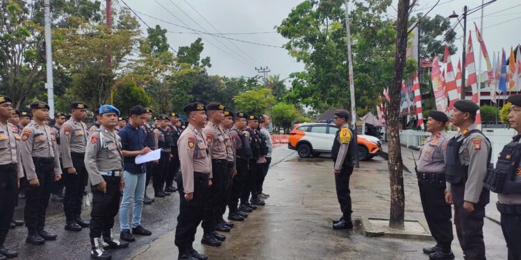 FOTO: MATAKALTENG - Personel Polresta Palangka Raya, pada saat melakukan apel kesiapan di depan kantor KPU Kalteng.