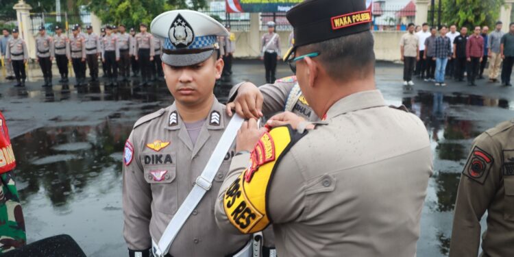 FOTO: MATAKALTENG - Wakapolresta Palangka Raya, AKBP Moch Isharyadi Fitriawan, pada saat memasangkan lencana tanda dimulainya Operasi Ketupat Telabang 2025.