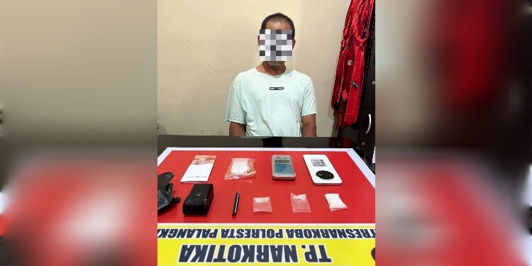 FOTO: MATAKALTENG - Terduga pelaku IL beserta barang bukti pada saat diamankan di Mapolresta Palangka Raya.