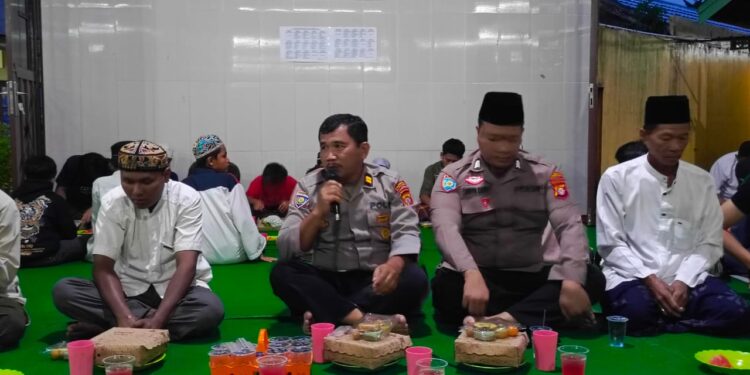 FOTO: MATAKALTENG - Jajaran Satbinmas Polresta Palangka Raya, pada saat berbuka puasa bersama warga.