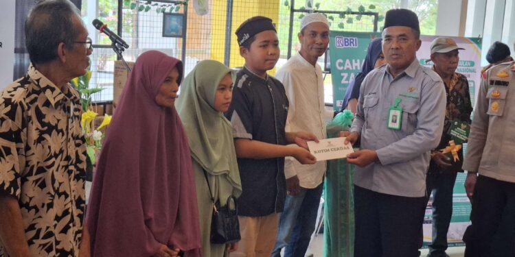 Foto:DIAN/MATA KALTENG - Penyaluran zakat oleh Baznas Kotim belum lama ini.