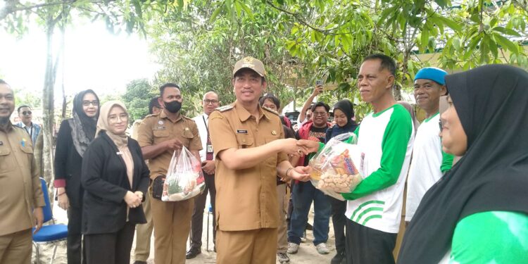 FOTO : MATAKALTENG - Bupati Sukamara, Masduki menyerahkan paket sembako kepada pramu kebersihan DLH Sukamara, Senin, 24 Maret 2025.