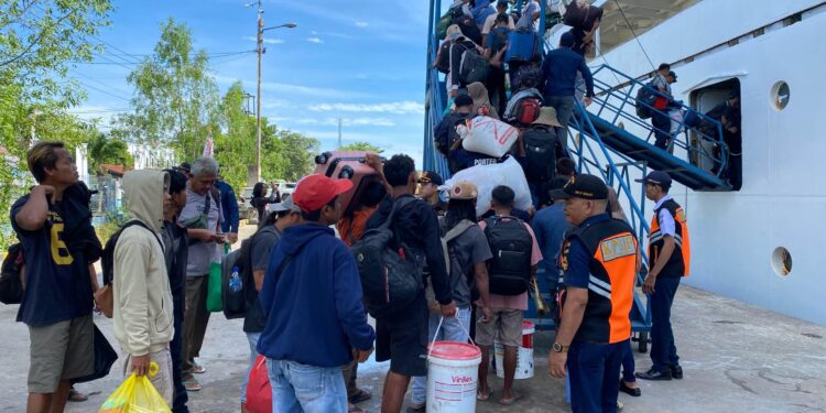 Foto: DIAN/MATA KALTENG - Penumpang yang berangkat melalui Pelabuhan Sampit, 24 Maret 2025.