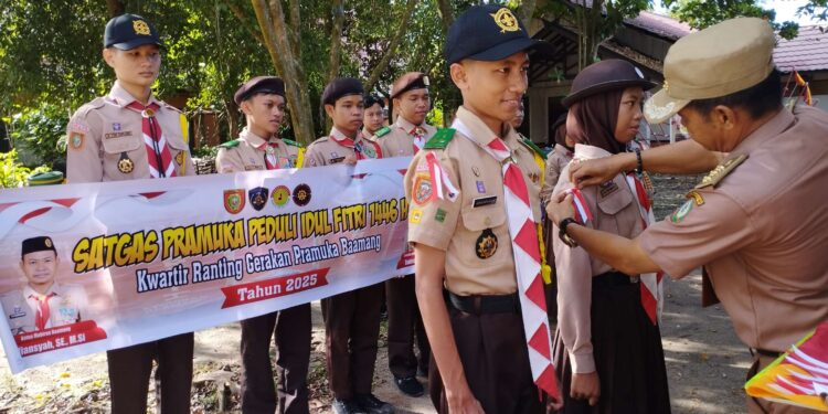 Foto: IST/MATA KALTENG - Satgas Pramuka Baamang yang ditugaskan membantu mengatur lalu lintas di Sampit.
