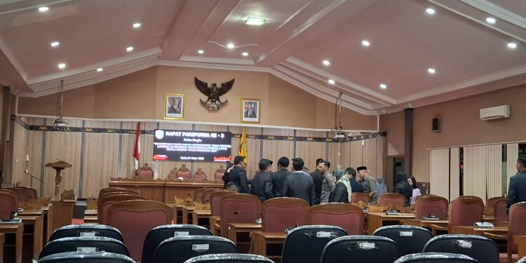 Foto: DIAN/MATA KALTENG - Suasana ruang paripurna DPRD Kotim pasca rapat penyampaian LKPJ dibatalkan, 24 Maret 2025.