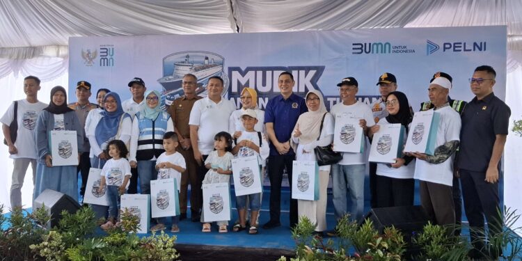 Foto: DIAN/MATA KALTENG - Anggota Komisi V DPR RI Muhammad Syauqie (baju biru) memantau arus mudik di Pelabuhan Sampit, Senin, 24 Maret 2025.