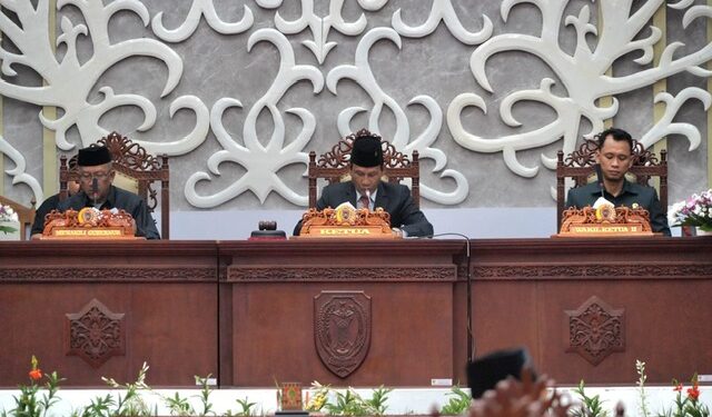 FOTO: IST/MATAKALTENG - Ketua DPRD Kalteng Arton S Dohong saat memimpin rapat paripurna ke - 8 masa sidang II tahun sidang 2025.