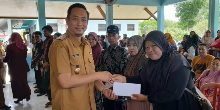 FOTO: MATAKALTENG - Bupati Sukamara, Masduki menyerahkan BLT Sosial Kesejahteraan secara simbolis kepada PKM di Kelurahan Mendawai, Senin, 24 Maret 2025.