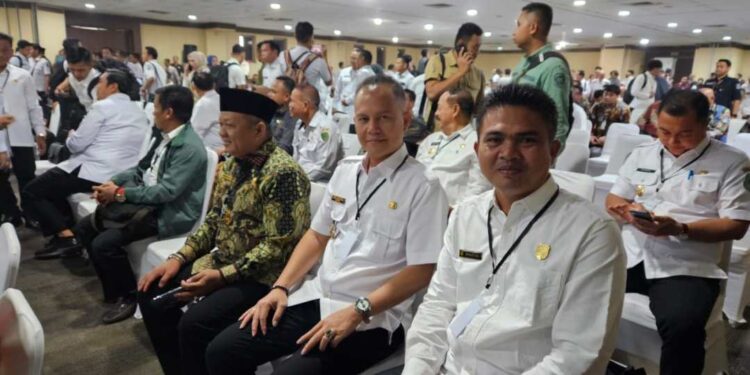 FOTO : DISKOMINFO SANTIK/MATA KALTENG - Bupati Gumas Jaya Samaya Monong dan Ketua DPRD Binartha saat menghadiri rakor yang diselenggarakan oleh KPK RI, pekan lalu.