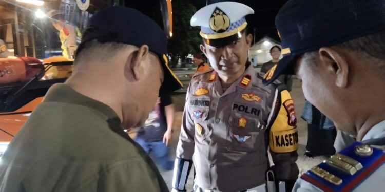 FOTO: AGUS/MATAKALTENG- Pengecekan administrasi terhadap bus yang beroperasi pada arus mudik Lebaran Idul Fitri 1446 Hijriah. Senin, 24 Maret 2025 malam.