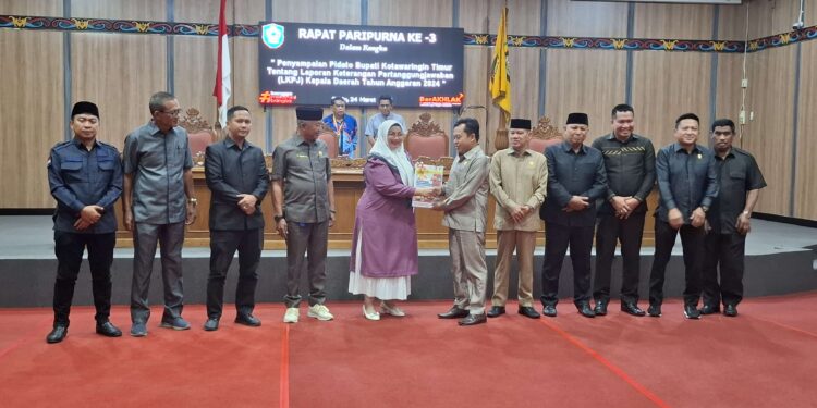 Foto:DIAN/MATA KALTENG - Penyampaian pidato bupati Kotim tentang LKPJ kepala daerah Tahun Anggaran 2024 di rapat paripurna ketiga DPRD Kotim, 24 Maret 2025.