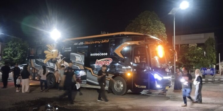FOTO: AGUS/MATAKALTENG- Suasana diterminal Pati Rumbi pada Senin, 24 Maret 2025 malam.