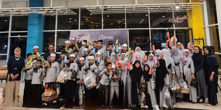 Foto: IST/MATA KALTENG - Kegiatan berbagi bersama Anak Yatim oleh manajemen Citimall Sampit.