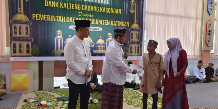 FOTO : MATAKALTENG - Bupati Katingan didamping Pimpinan Bank Kalteng Cabang Kasongan saat menyerahkan bantuan tali asih secara sombolis kepada anak yatim piatu, pada kegiatan buka puasa bersama.