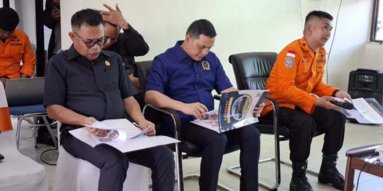 Foto:DIAN/MATA KALTENG - Anggota Komisi V DPR RI Muhammad Syauqie (baju biru) saat kunjungi pos penjagaan mudik di Kotim.