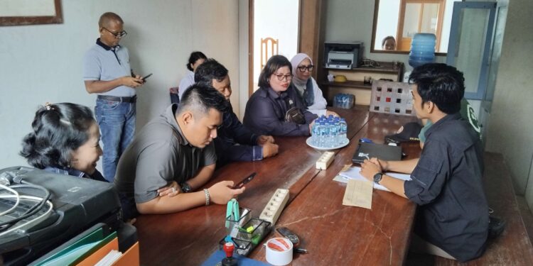 FOTO : DPRD GUMAS/MATA KALTENG - Anggota DPRD Kabupaten Gumas Singong bersama koleganya, melakukan kunjungan kerja ke salah satu PBS di Desa Sumur Mas, Kecamatan Tewah, Selasa, 25 Maret 2025.