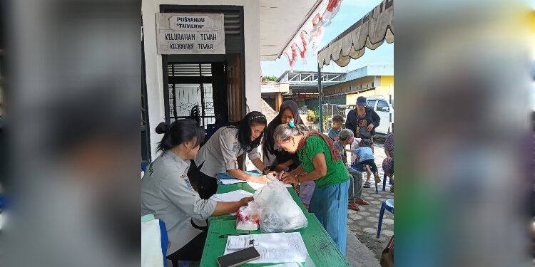 FOTO : DISDUKCAPIL GUMAS/MATA KALTENG - Petugas Disdukcapil Kabupaten Gumas melakukan pelayanan adminduk kepada warga, di Kantor Kelurahan Tewah, belum lama ini.