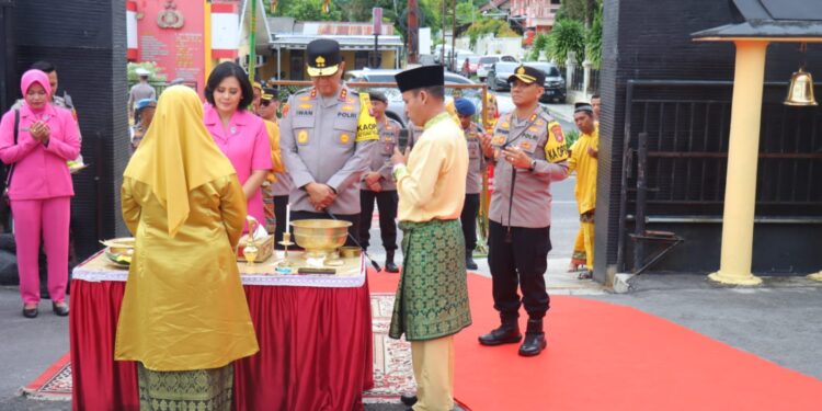 FOTO: MATAKALTENG - Kapolda Kalteng, Iwan Kurniawan, pada saat tiba di Polres Kotawaringin Barat.