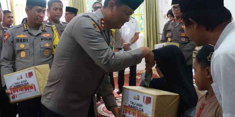FOTO: MATAKALTENG - Kapolda Kalteng, Irjen Pol Iwan Kurniawan, pada saat memberikan santunan kepada anak asuh Panti Asuhan Khoirunnas Muara Teweh.