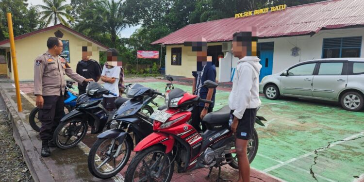 FOTO: MATAKALTENG - Personel Polsek Bukit Batu, pada saat menyosialisasikan larangan penggunaan knalpot brong.