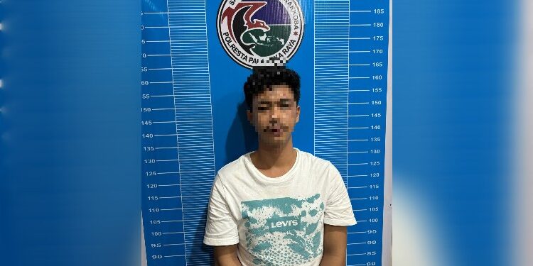 FOTO: MATAKALTENG - Terduga pelaku SK, pada saat diamankan di Mapolresta Palangka Raya.