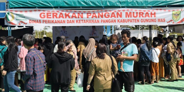 FOTO : DISKOMINFO SANTIK/MATA KALTENG - Masyarakat Kota Kuala Kurun dan sekitarnya memadati halaman kantor DPKP setempat untuk membeli pangan murah yang dijual, Senin, 24 Maret 2025.