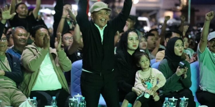 FOTO: IST/MATAKALTENG - Gubernur Kalteng, H. Agustiar Sabran bersama Wakil Gubernur Kalteng H. Edy Pratowo saat menggelar nonton bareng Kualifikasi Piala Dunia 2026 Round 3 Timnas Indonesia vs Bahrain.